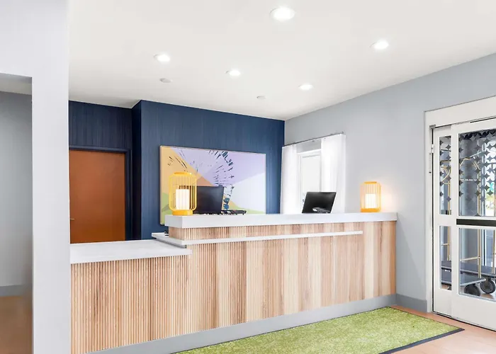 Hotel with Tennis: Spark By Hilton Springfield Southwest